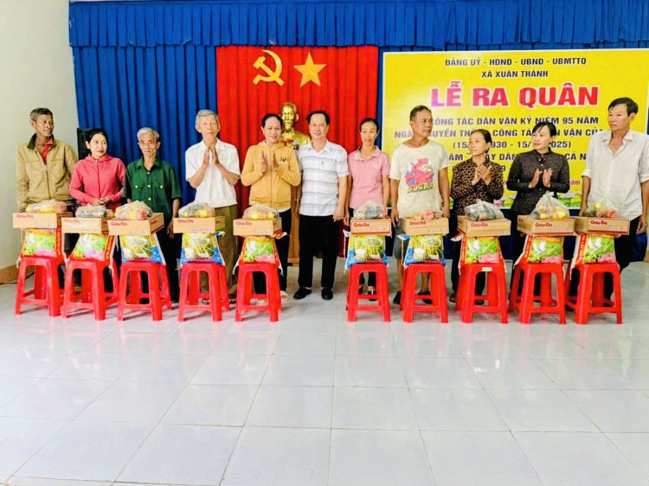 Tặng quà cho các gia đình khó khăn trên địa bàn ấp Bầu Sình