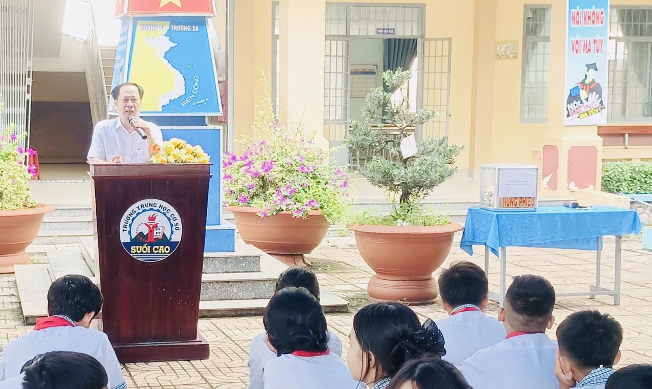 LÃNH ĐẠO XÃ XUÂN THÀNH DỰ CHÀO CỜ VÀ TRAO QUÀ CHO HỌC SINH CÓ HOÀN CẢNH KHÓ KHĂN TẠI TRƯỜNG THCS SUỐI CAO