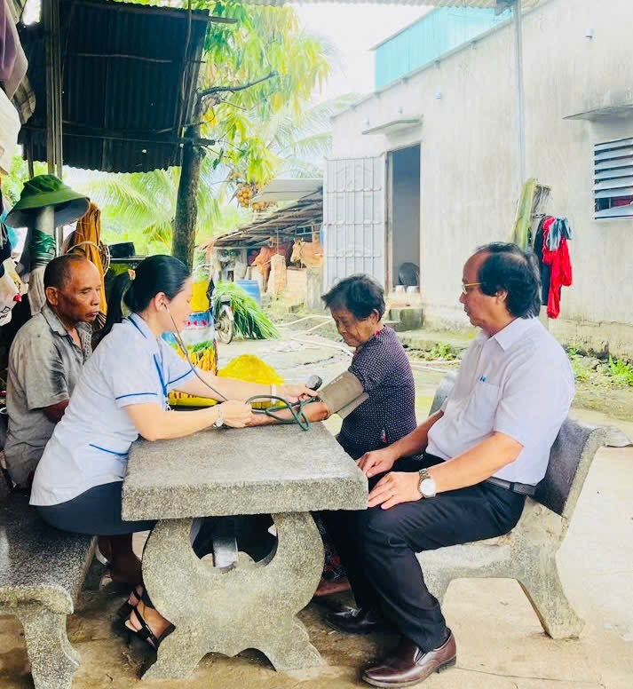 Trạm y tế xã Xuân Thành triển khai mô hình “chăm sóc tư vấn sức khoẻ và tặng quà cho gia đình hộ nghèo”