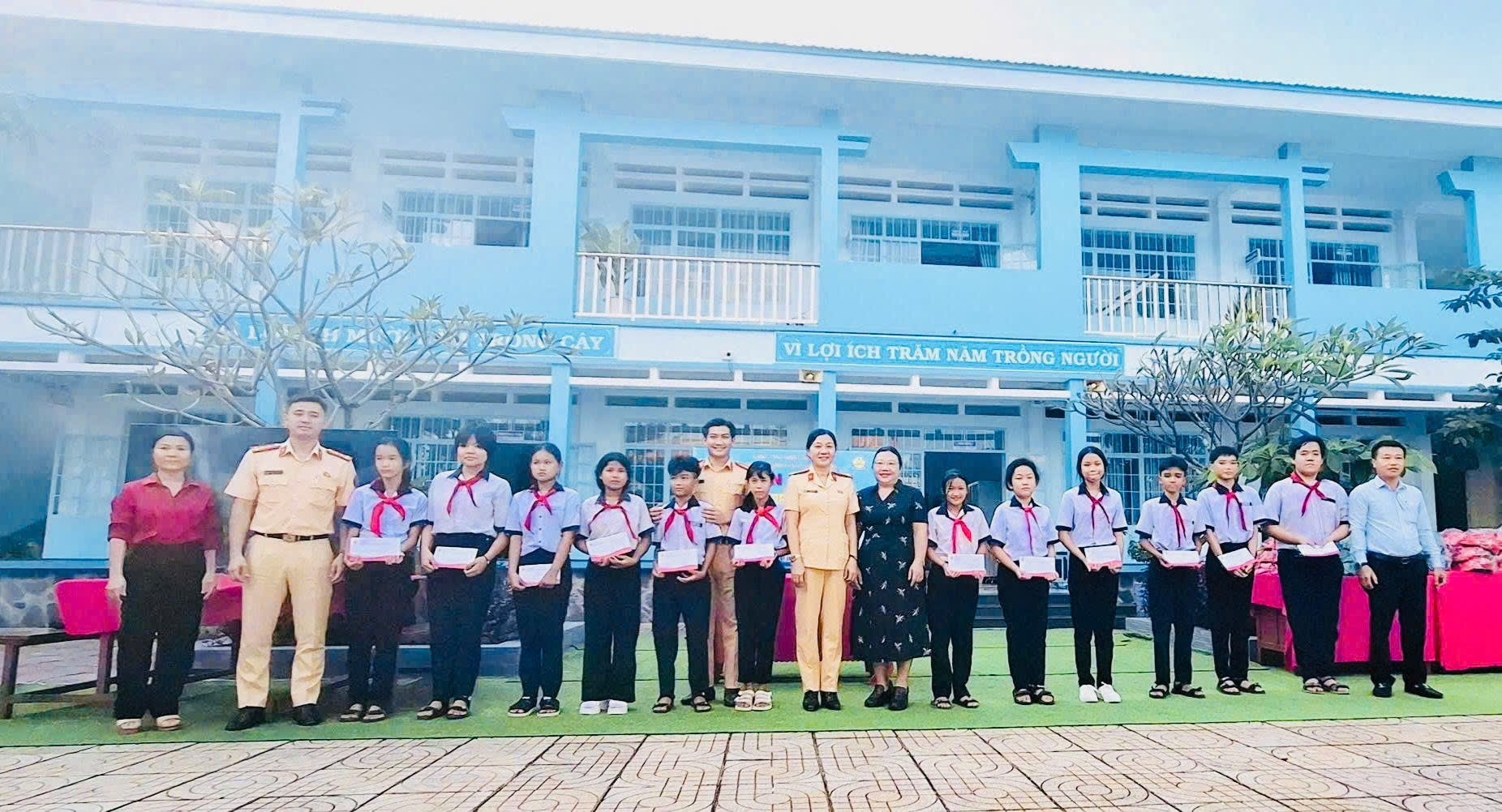 Trường THCS Ngô Sĩ Liên tổ chức chương trình ngoại khóa chuyên đề "Tuyên truyền luật An toàn giao thông cho học sinh"