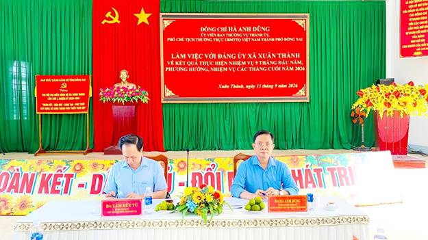 Có thể là hình ảnh về cái bục và văn bản