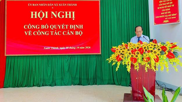 Có thể là hình ảnh về hoa, cái bục và văn bản