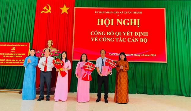 Có thể là hình ảnh về một hoặc nhiều người và văn bản